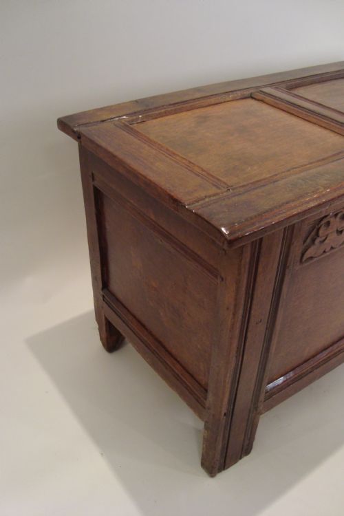 AN 18THC OAK COFFER CHEST - ADDITIONAL PHOTO 3