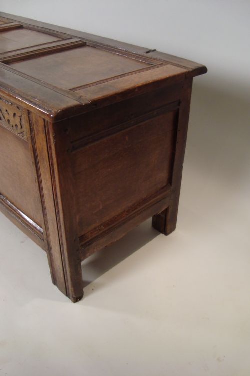AN 18THC OAK COFFER CHEST - ADDITIONAL PHOTO 4