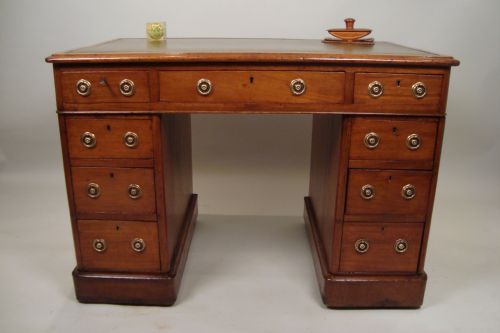 A FINE VICTORIAN PEDESTAL DESK - ADDITIONAL PHOTO 1