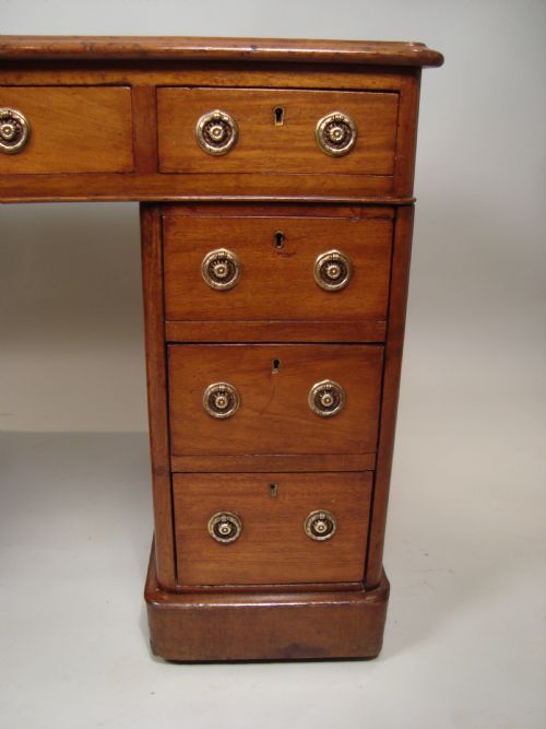 A FINE VICTORIAN PEDESTAL DESK - ADDITIONAL PHOTO 2