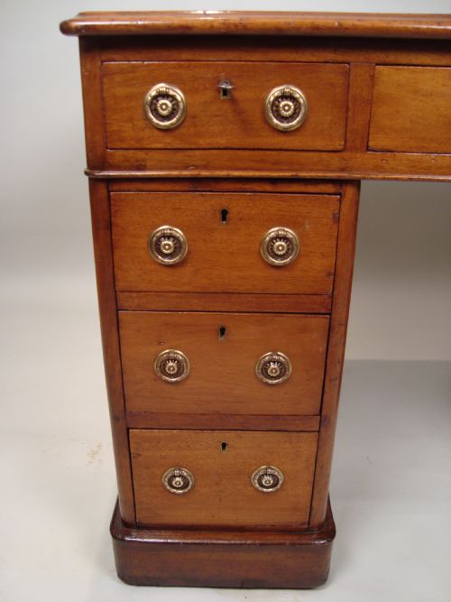 A FINE VICTORIAN PEDESTAL DESK - ADDITIONAL PHOTO 3