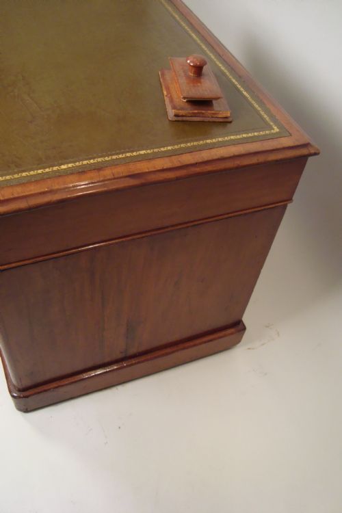 A FINE VICTORIAN PEDESTAL DESK - ADDITIONAL PHOTO 5