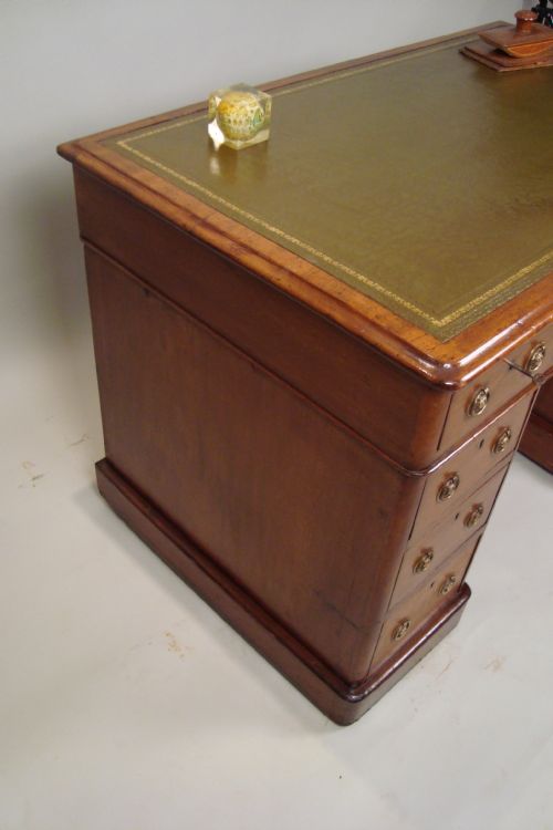 A FINE VICTORIAN PEDESTAL DESK - ADDITIONAL PHOTO 6