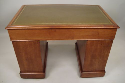 A FINE VICTORIAN PEDESTAL DESK - ADDITIONAL PHOTO 7