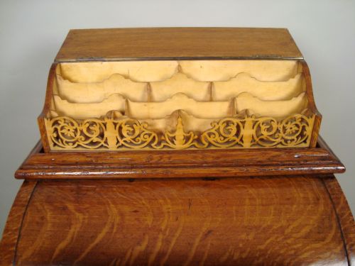 A VERY IMPRESSIVE GOLDEN OAK 'JACK IN THE BOX' DAVENPORT - ADDITIONAL PHOTO 3