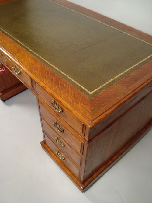 A LARGE VICTORIAN GOLDEN OAK PEDESTAL DESK - ADDITIONAL PHOTO 1