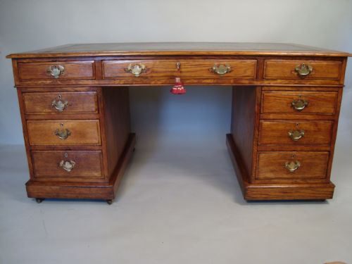 A LARGE VICTORIAN GOLDEN OAK PEDESTAL DESK - ADDITIONAL PHOTO 3