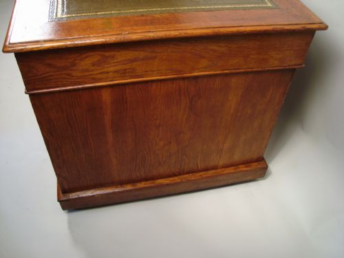 A LARGE VICTORIAN GOLDEN OAK PEDESTAL DESK - ADDITIONAL PHOTO 4