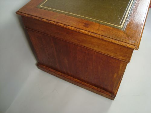 A LARGE VICTORIAN GOLDEN OAK PEDESTAL DESK - ADDITIONAL PHOTO 5