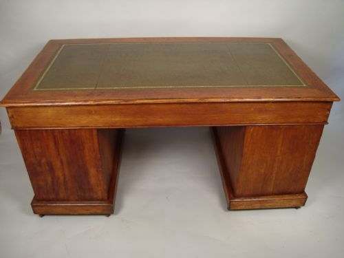 A LARGE VICTORIAN GOLDEN OAK PEDESTAL DESK - ADDITIONAL PHOTO 8