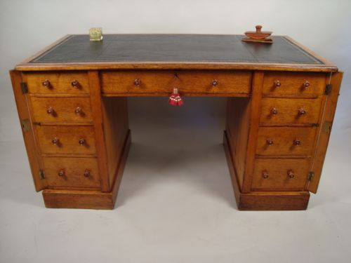 A QUALITY VICTORIAN OAK DESK WITH 'WELLINGTON CHEST' LOCKING SYSTEM - ADDITIONAL PHOTO 1