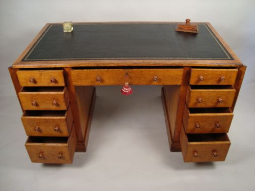 A QUALITY VICTORIAN OAK DESK WITH 'WELLINGTON CHEST' LOCKING SYSTEM - ADDITIONAL PHOTO 2