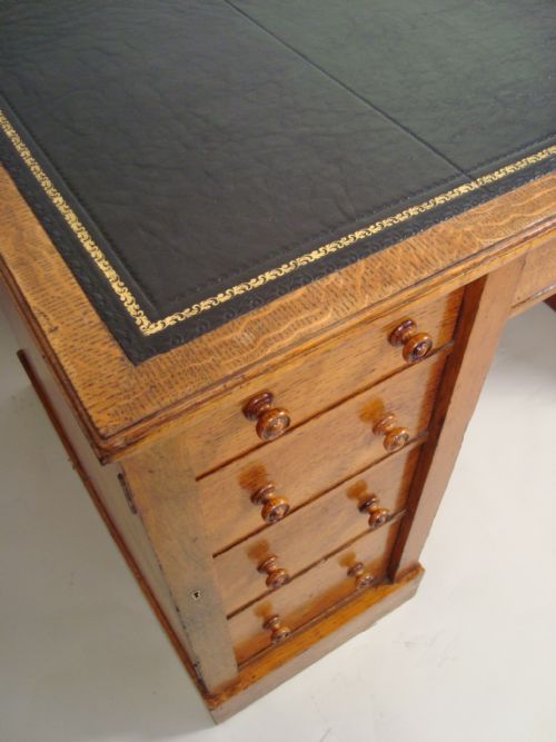 A QUALITY VICTORIAN OAK DESK WITH 'WELLINGTON CHEST' LOCKING SYSTEM - ADDITIONAL PHOTO 3