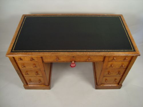 A QUALITY VICTORIAN OAK DESK WITH 'WELLINGTON CHEST' LOCKING SYSTEM - ADDITIONAL PHOTO 4