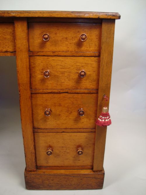 A QUALITY VICTORIAN OAK DESK WITH 'WELLINGTON CHEST' LOCKING SYSTEM - ADDITIONAL PHOTO 8