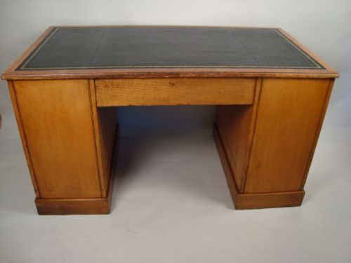 A QUALITY VICTORIAN OAK DESK WITH 'WELLINGTON CHEST' LOCKING SYSTEM - ADDITIONAL PHOTO 10