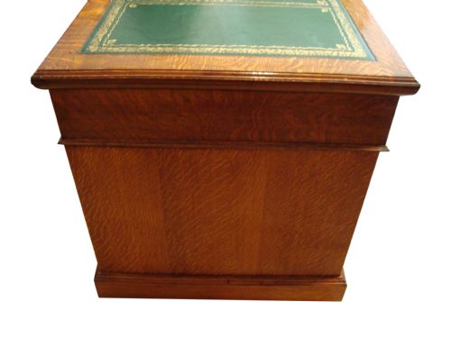 A DELIGHTFUL EDWARDIAN 'FIGURED OAK' PEDESTAL DESK - ADDITIONAL PHOTO 3