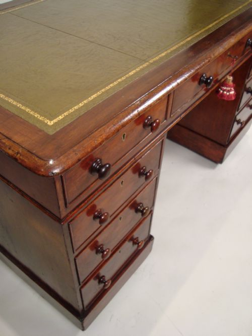 A VERY ATTRACTIVE VICTORIAN LARGE PEDESTAL DESK - ADDITIONAL PHOTO 4