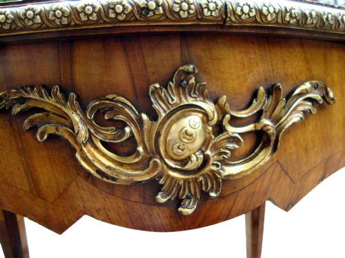 A FINE 19THC FRENCH FIGURED BURR WALNUT CENTRE TABLE - ADDITIONAL PHOTO 5