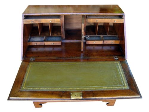 AN IMPRESSIVE GEORGE II FIGURED WALNUT BUREAU C1760 - ADDITIONAL PHOTO 3
