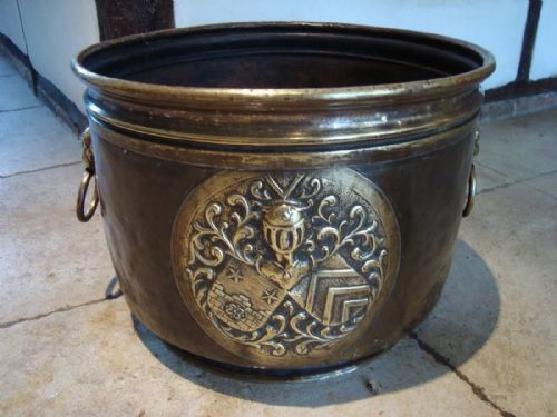 A VERY IMPRESSIVE BRASS AND COPPER BUCKET C1840 - ADDITIONAL PHOTO 4