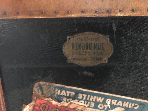 A LUXURY LEATHER BOUND TRUNK OWNED BY THE HOLLYWOOD LEGEND OSKAR HOMOLKA - ADDITIONAL PHOTO 4