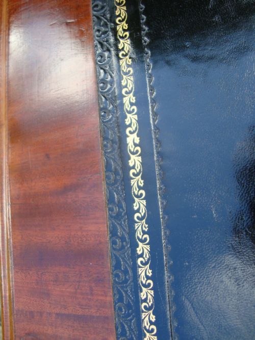 A SUPERIOR QUALITY VICTORIAN PEDESTAL WRITING DESK - ADDITIONAL PHOTO 4