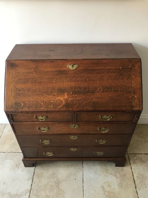 AN ATTRACTIVE 18TH CENTURY OAK BUREAU - ADDITIONAL PHOTO 1