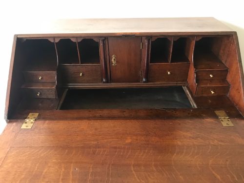 AN ATTRACTIVE 18TH CENTURY OAK BUREAU - ADDITIONAL PHOTO 3
