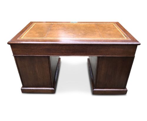 A QUALITY MAPLE AND CO OAK PEDESTAL DESK - ADDITIONAL PHOTO 2
