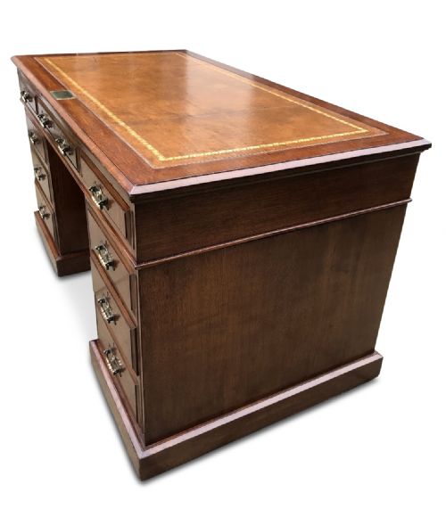 A QUALITY MAPLE AND CO OAK PEDESTAL DESK - ADDITIONAL PHOTO 4