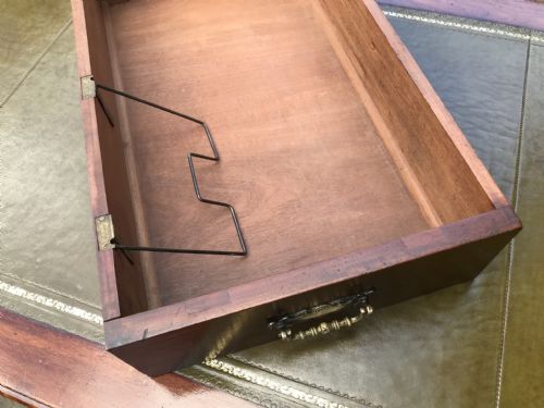 A HANDSOME EDWARDIAN PEDESTAL DESK - ADDITIONAL PHOTO 3