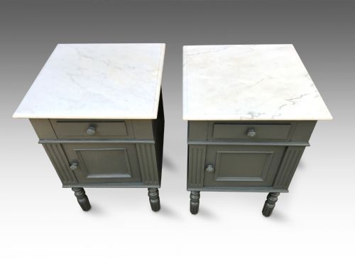 A PAIR OF EDWARDIAN WHITE MARBLE TOP BEDSIDE CUBOARDS - ADDITIONAL PHOTO 2