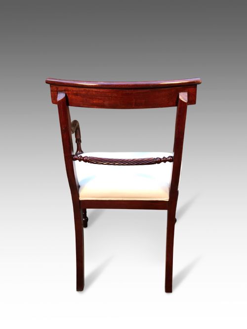 AN ELEGENT GEORGIAN DESK CHAIR - ADDITIONAL PHOTO 1