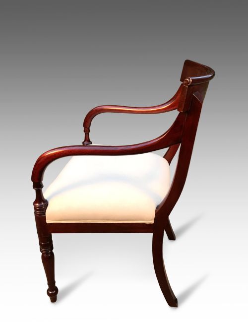AN ELEGENT GEORGIAN DESK CHAIR - ADDITIONAL PHOTO 2