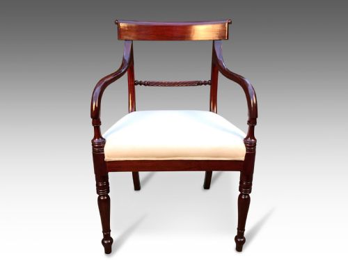 AN ELEGENT GEORGIAN DESK CHAIR - ADDITIONAL PHOTO 3
