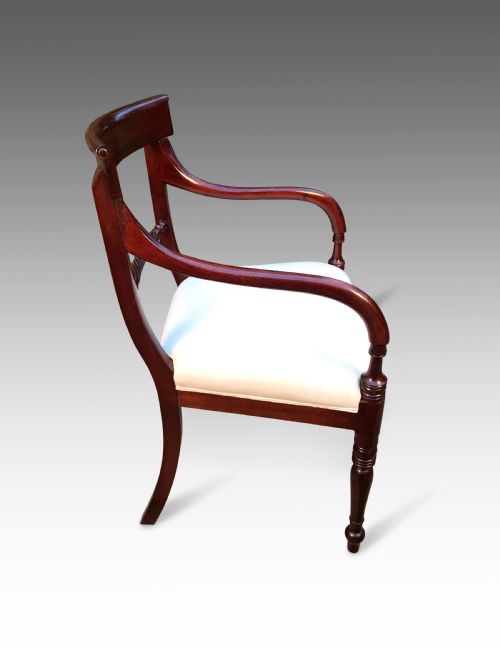 AN ELEGENT GEORGIAN DESK CHAIR - ADDITIONAL PHOTO 4