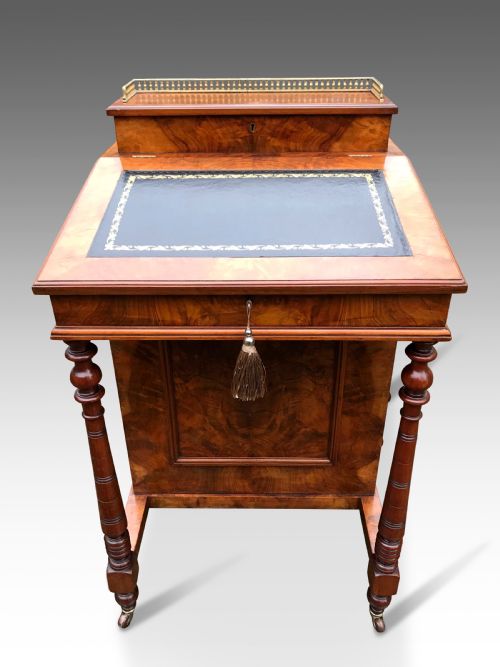 A FIGURED WALNUT VICTORIAN DAVENPORT - ADDITIONAL PHOTO 4