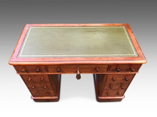 AN ATTRACTIVE GOLDEN WALNUT WRITING DESK C1880 - ADDITIONAL PHOTO 1