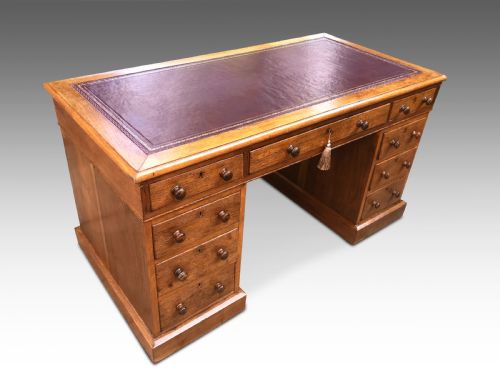 AN ATTRACTIVE VICTORIAN OAK DESK - ADDITIONAL PHOTO 1
