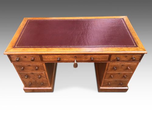 AN ATTRACTIVE VICTORIAN OAK DESK - ADDITIONAL PHOTO 2