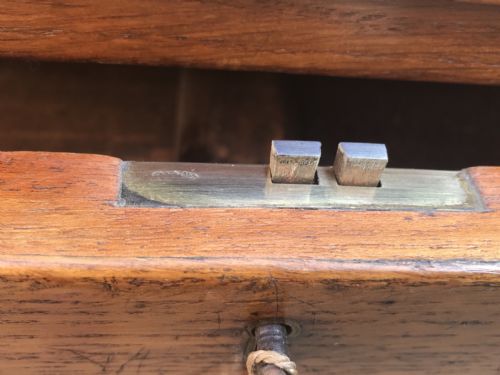 AN ATTRACTIVE VICTORIAN OAK DESK - ADDITIONAL PHOTO 5