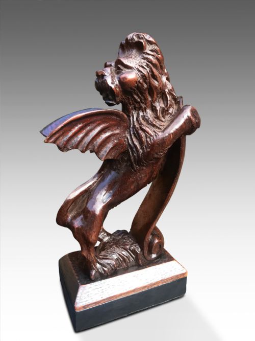 a handsome 18thc oak heraldic winged lion - CATEGORY: ANTIQUE MISCELLANEOUS - DATED 18TH CENTURY