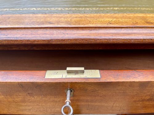 A STUNNING VICTORIAN PEDESTAL DESK - ADDITIONAL PHOTO 1