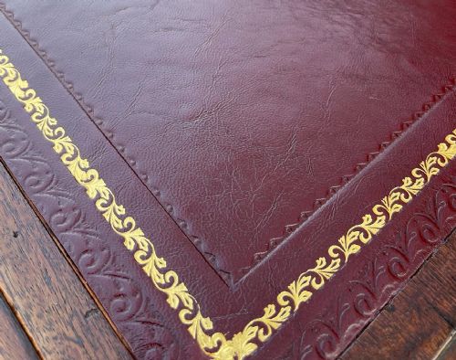 AN ATTRACTIVE VICTORIAN WRITING DESK - ADDITIONAL PHOTO 2