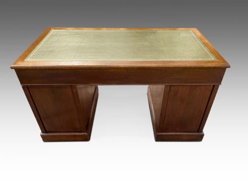 A LARGE OAK EDWARDIAN WRITING DESK - ADDITIONAL PHOTO 1
