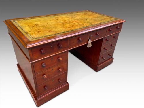 A LARGE VICTORIAN WRITING DESK - ADDITIONAL PHOTO 3