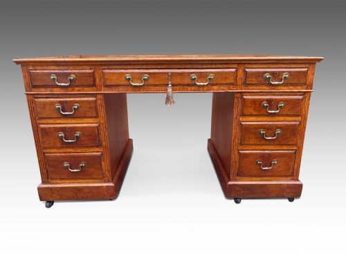 A STUNNING VICTORIAN JAS SHOOLBRED OAK DESK - ADDITIONAL PHOTO 4