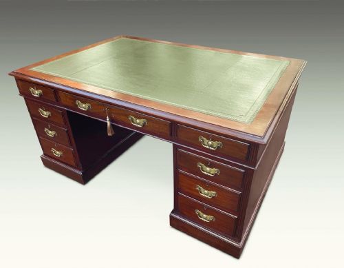 A SUPERB EDWARDIAN MAHOGANY PARTNERS DESK - ADDITIONAL PHOTO 2