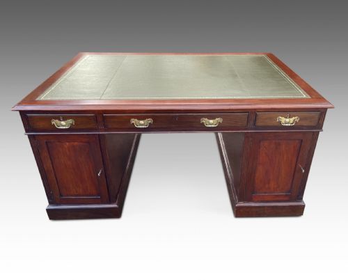 A SUPERB EDWARDIAN MAHOGANY PARTNERS DESK - ADDITIONAL PHOTO 3